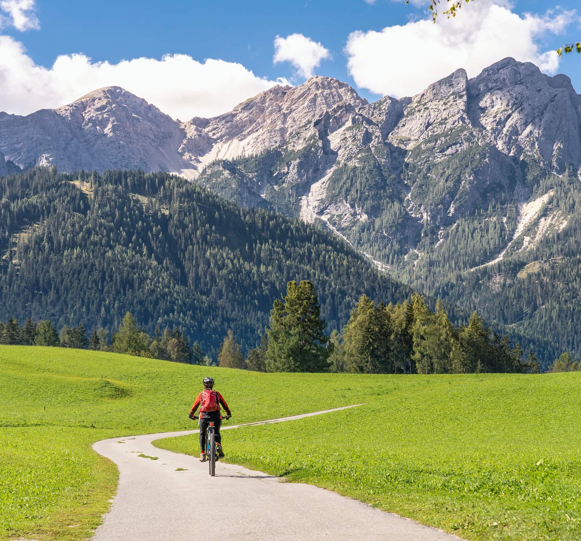 Picture of a cyclist on a mountain bike trail. Author: Uwe Moser