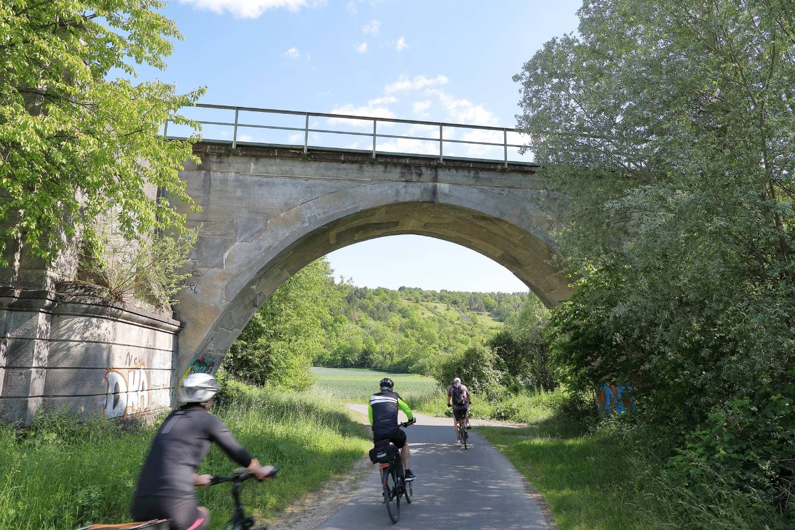 Rowerzyści na trasie w Dolinie Tauberu. Zdjęcie: Schorle